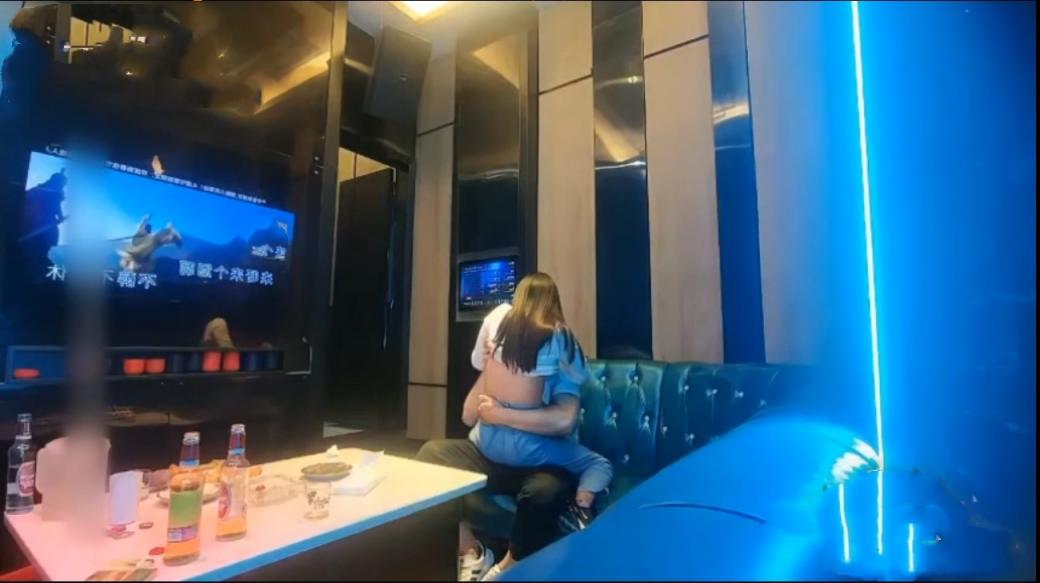 性爱KTV 成都大三学生妹在KTV唱歌饮酒被灌醉 大哥半推半就调情 妹子在沙发上被压倒强上