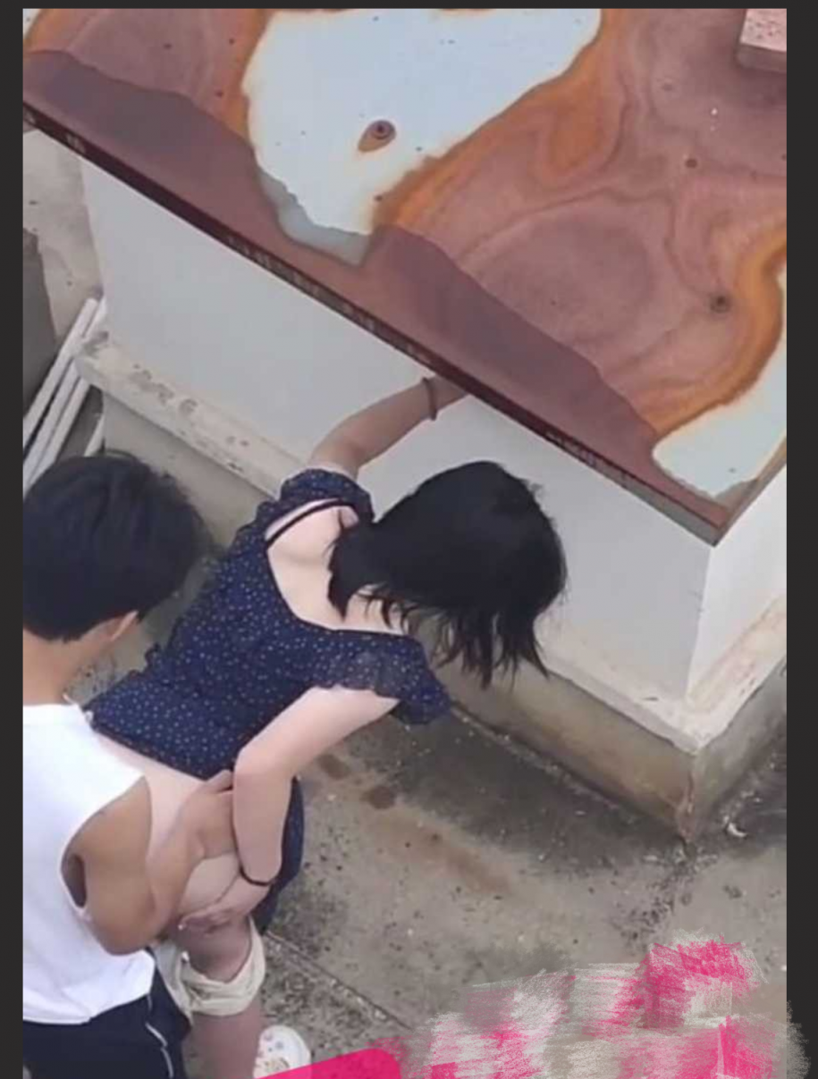 体育生天台大战校长之女 全程高能 刺激到顶点！拍了4分钟不到，就只操了1分钟就没了