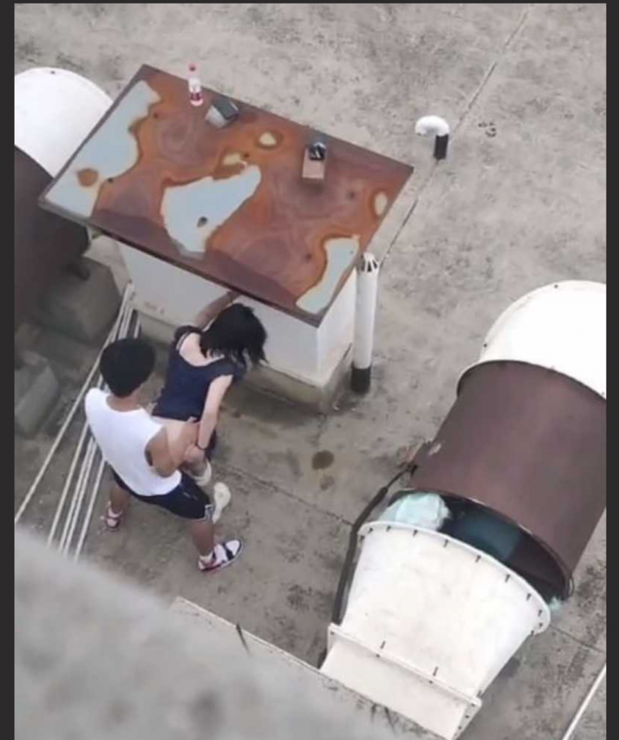 体育生天台大战校长之女 全程高能 刺激到顶点！拍了4分钟不到，就只操了1分钟就没了