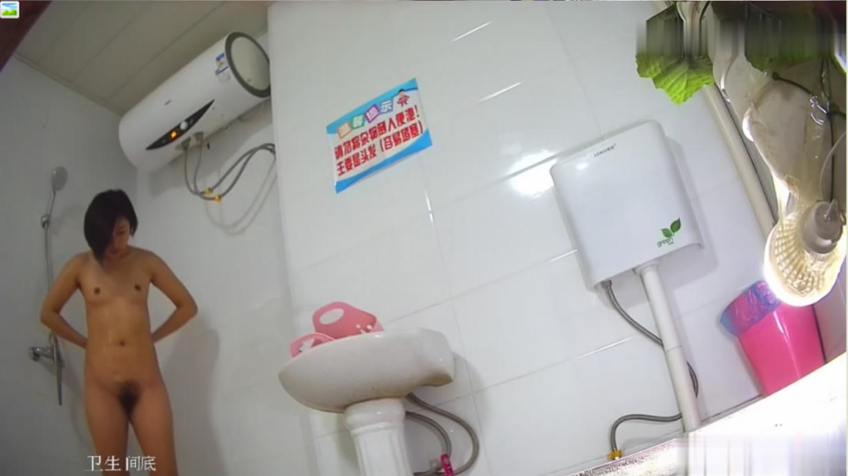 东莞DS电子厂女工宿舍卫生间偷拍❤️下夜班的女工小梅尿尿顺便洗个热水澡