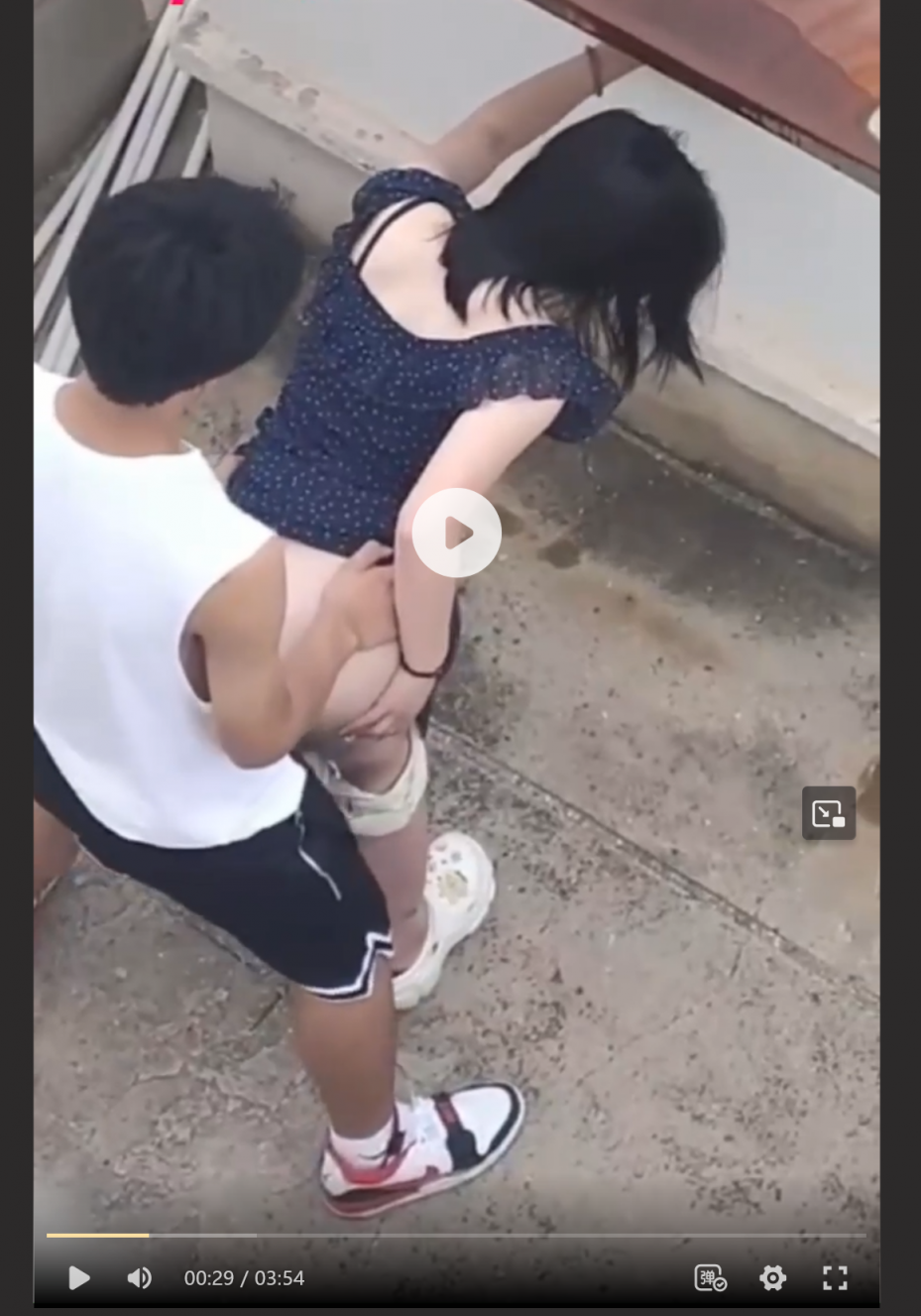 体育生天台大战校长之女 全程高能 刺激到顶点！拍了4分钟不到，就只操了1分钟就没了