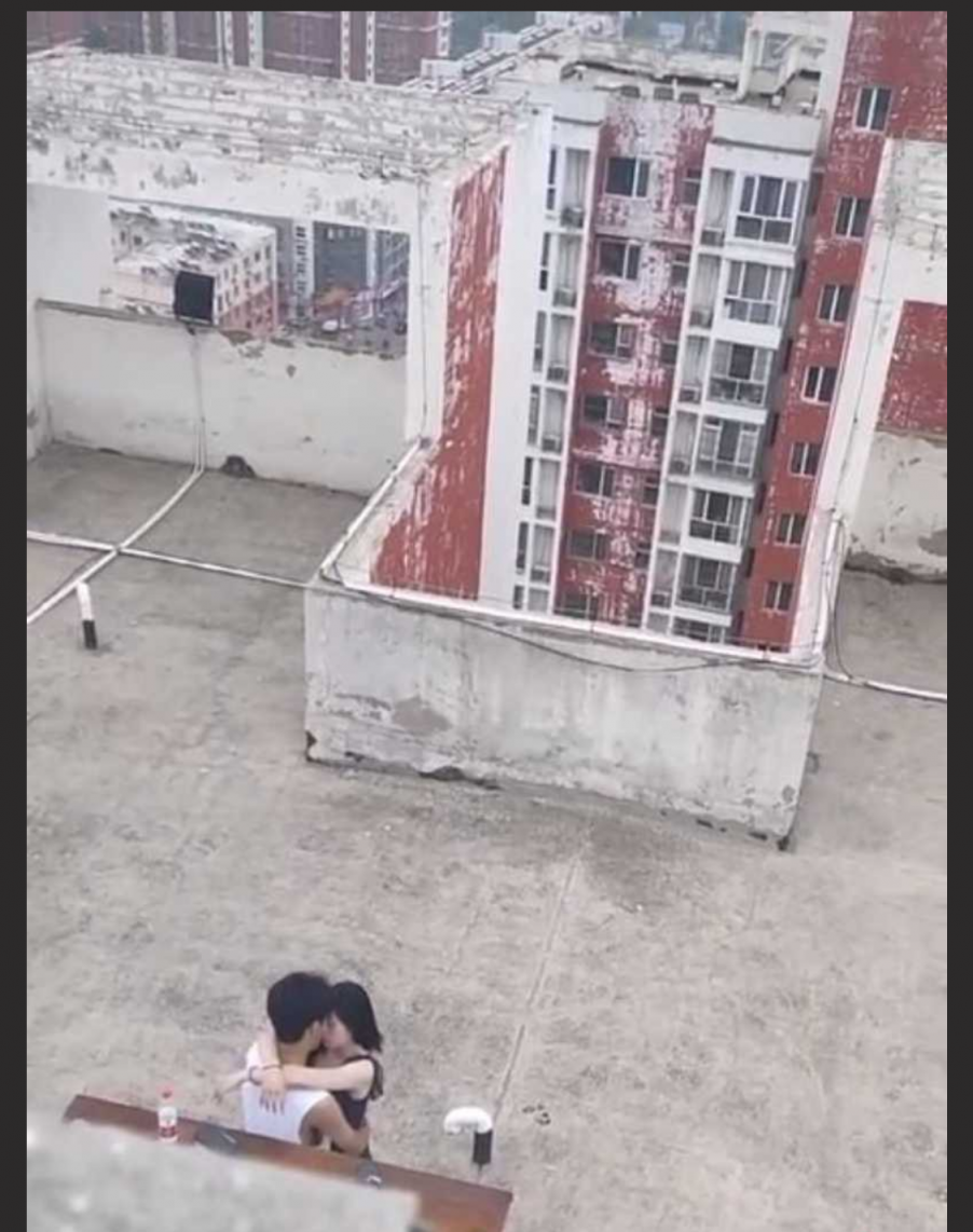 体育生天台大战校长之女 全程高能 刺激到顶点！拍了4分钟不到，就只操了1分钟就没了