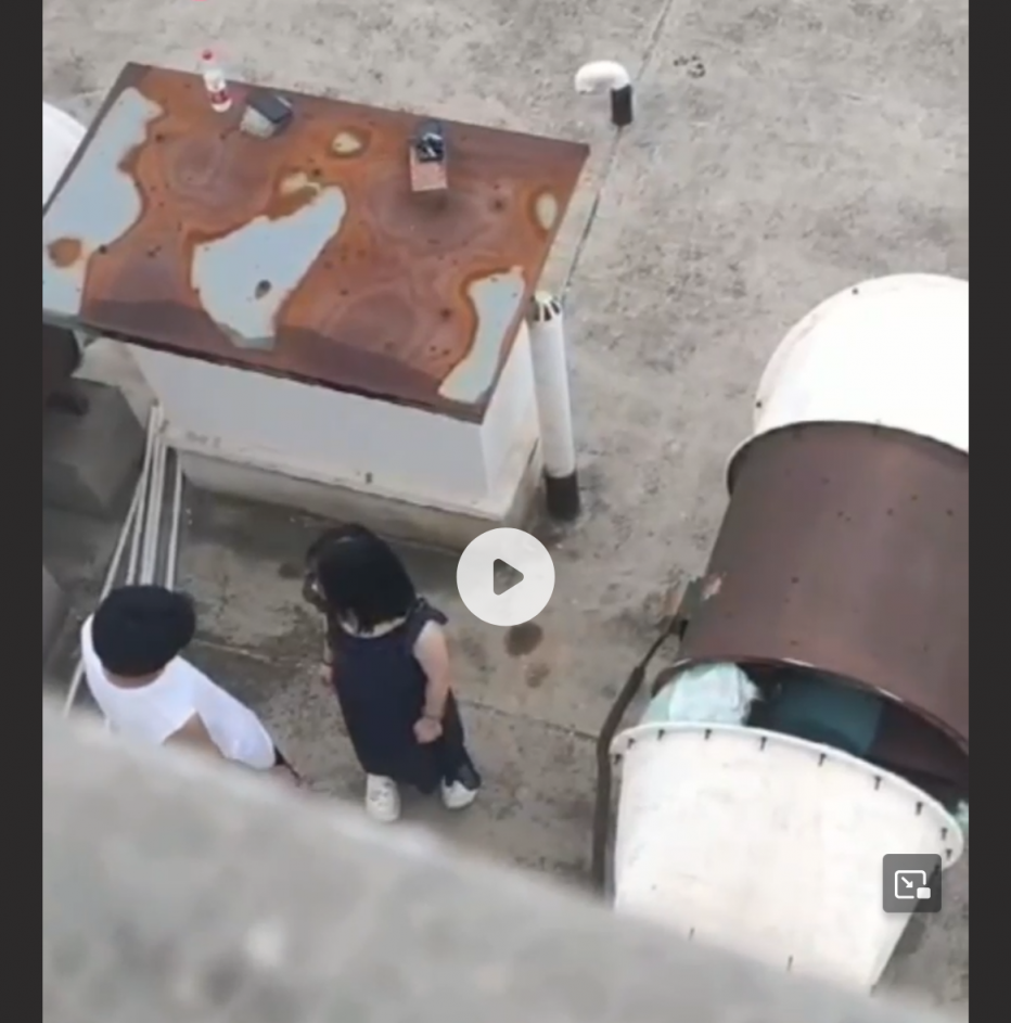 体育生天台大战校长之女 全程高能 刺激到顶点！拍了4分钟不到，就只操了1分钟就没了