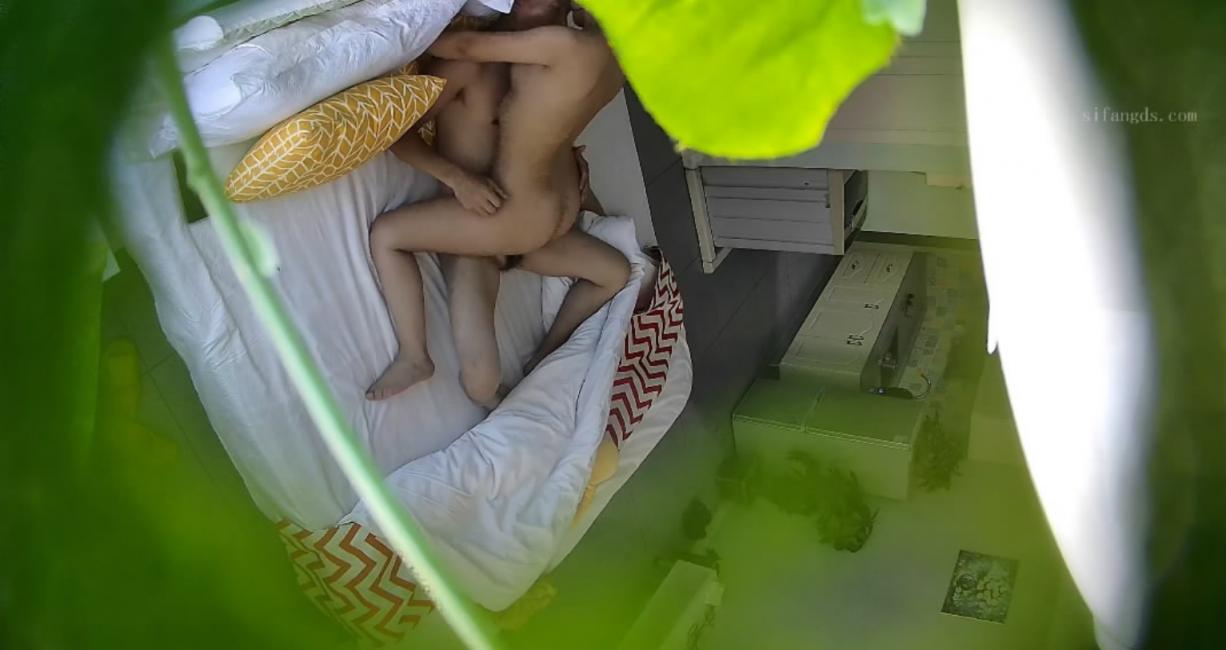 新流出酒店绿叶房高清偷拍❤️老公无法满足性欲的少妇偷情闺蜜老公，奸夫鸡巴虽小但很猛