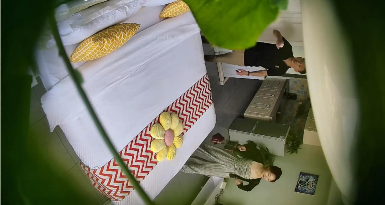 新流出酒店绿叶房高清偷拍❤️老公无法满足性欲的少妇偷情闺蜜老公，奸夫鸡巴虽小但很猛
