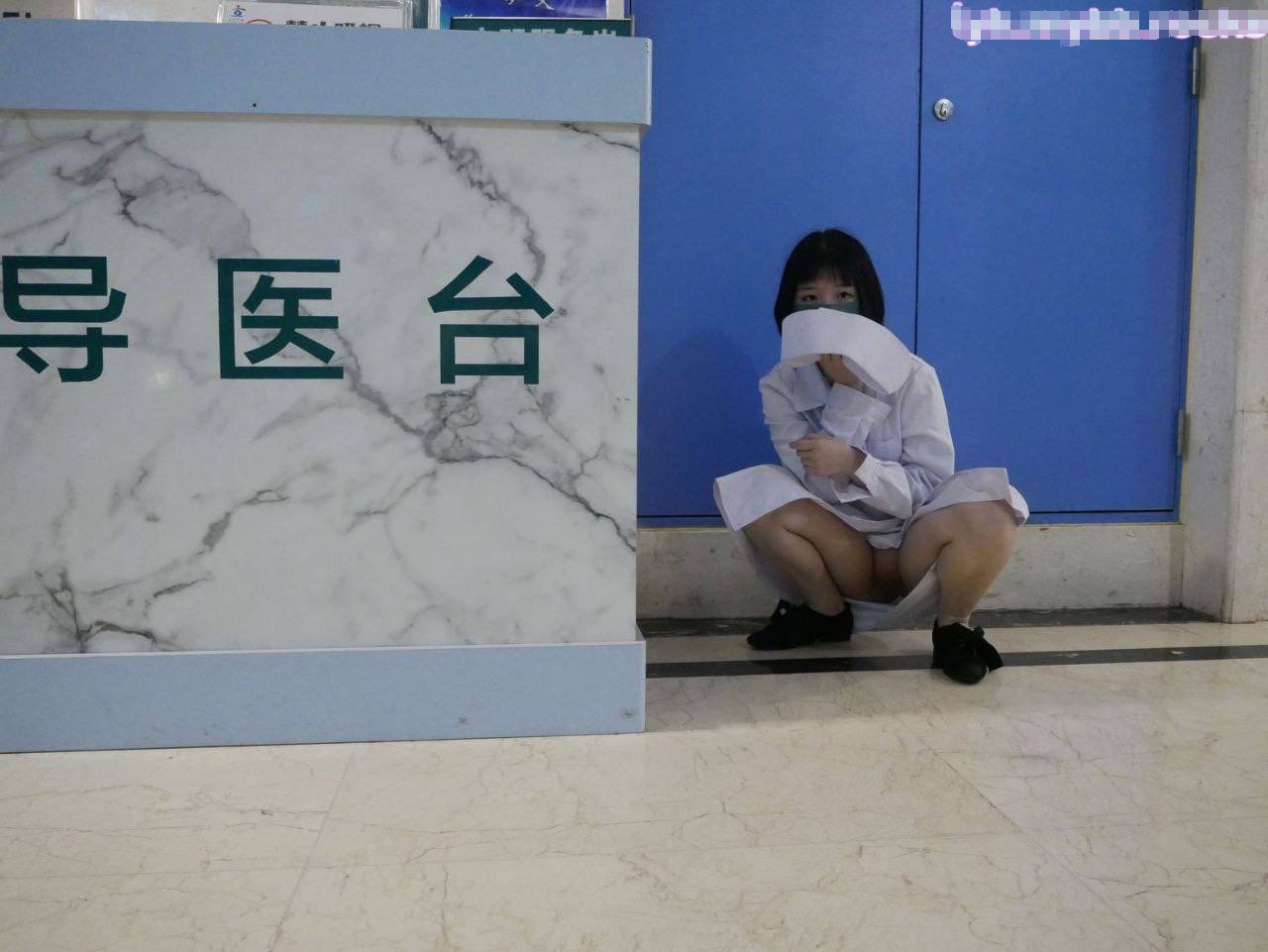 小美女艺高人胆大 挑战羞耻极限 人前全裸丝袜口交 被操到潮吹 死死捂住嘴生怕叫出声来 极度淫荡