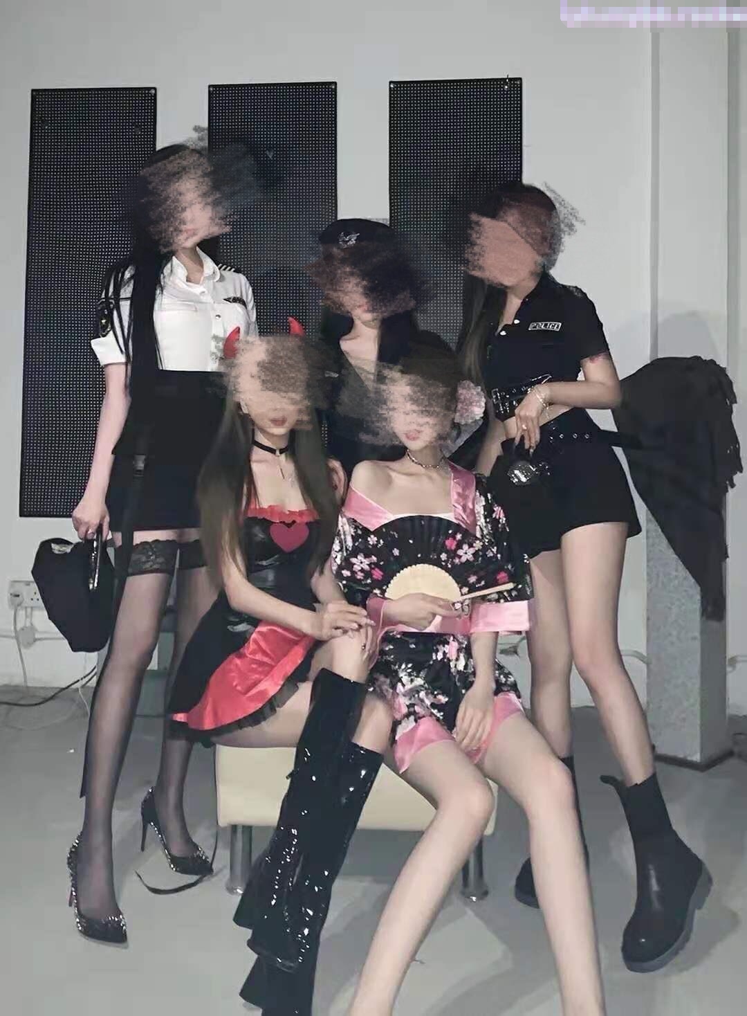 没想到你眼里的女神会玩的这么开放把，你的女神被挂在别的男人身上，母狗3p被操高潮