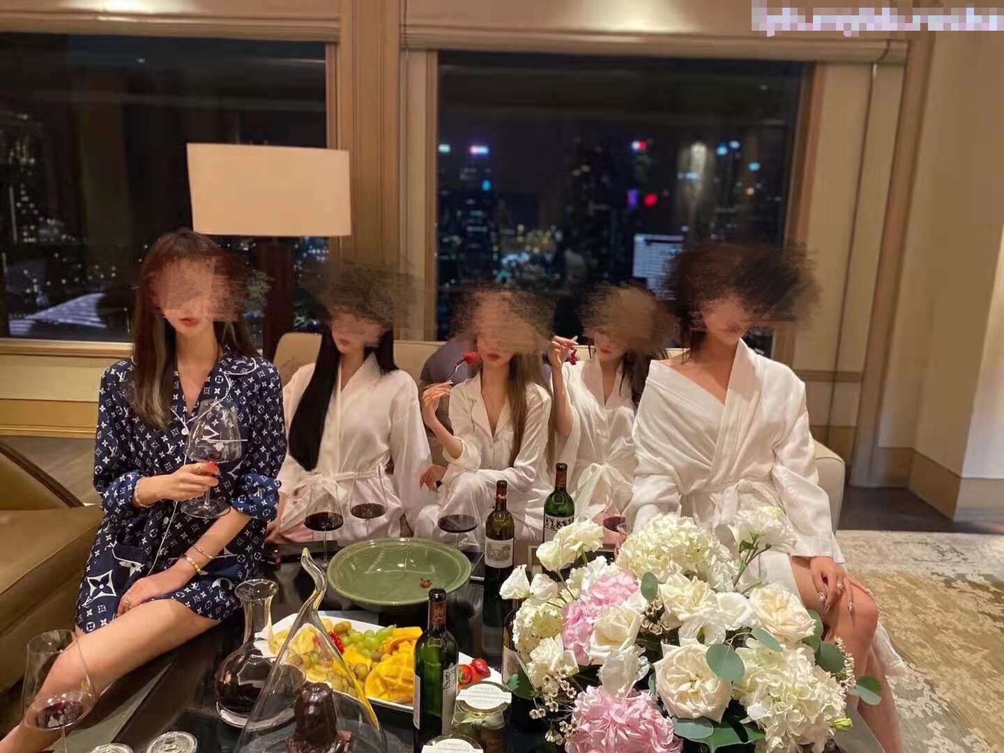 没想到你眼里的女神会玩的这么开放把，你的女神被挂在别的男人身上，母狗3p被操高潮