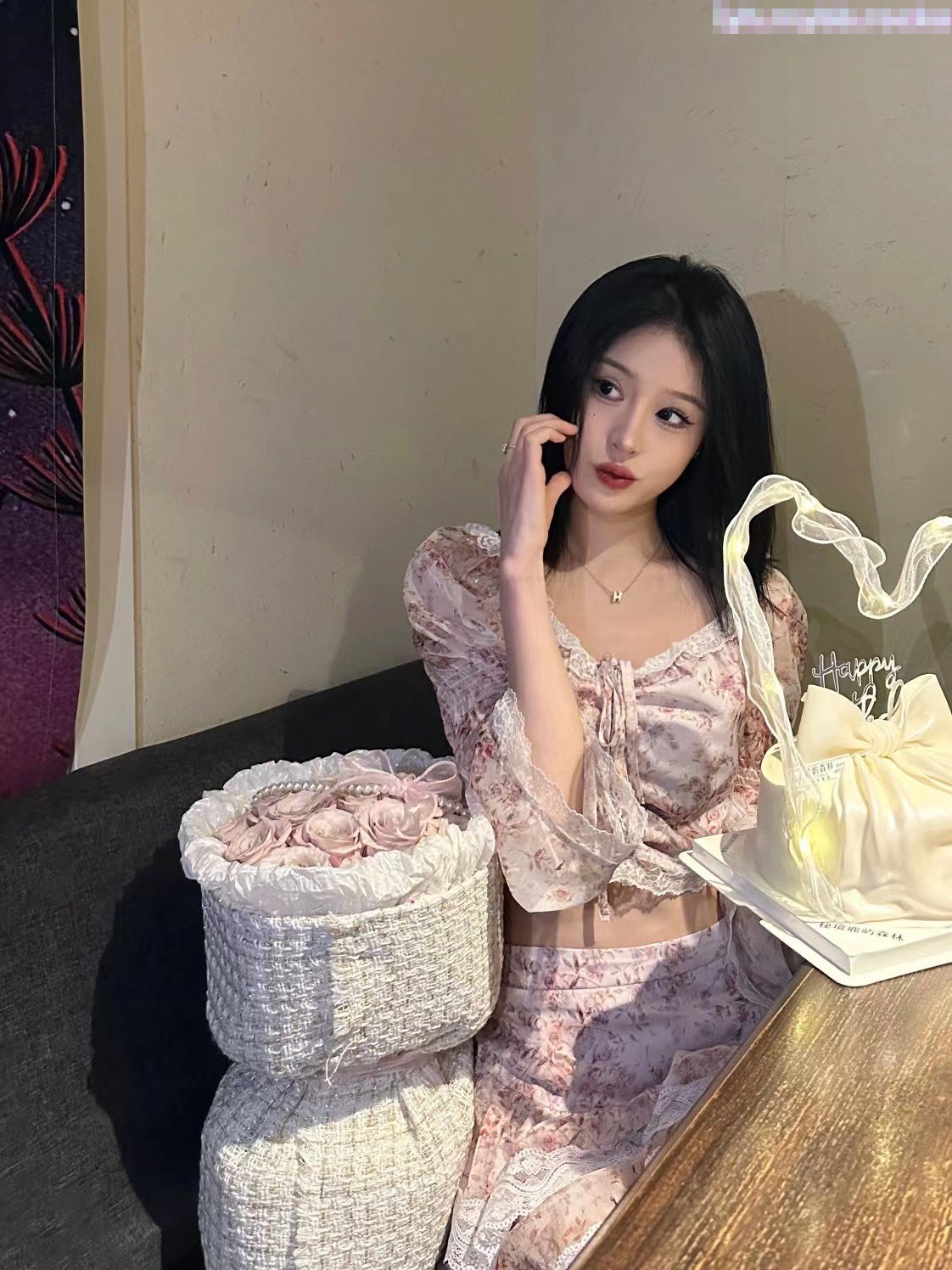 昨天听说了一个闺蜜陪她老公去KTV唱歌的事情，突发奇想的，在老公兄弟不知情的状况下，客串一下公主小妹