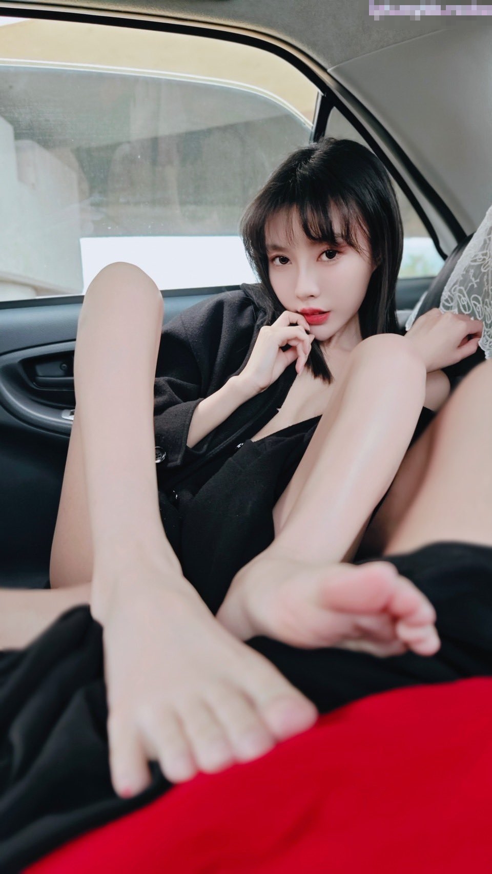 臀比肩宽 赛过神仙 女人面对大鸡吧总是无法抗拒 看表情痛而快乐着 还要不停擦润滑油 终于内射了