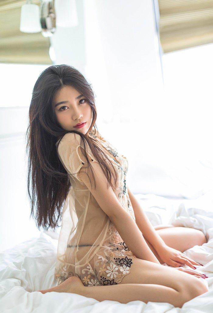 甜姐儿许诺清纯写真肤白貌美惹人喜爱