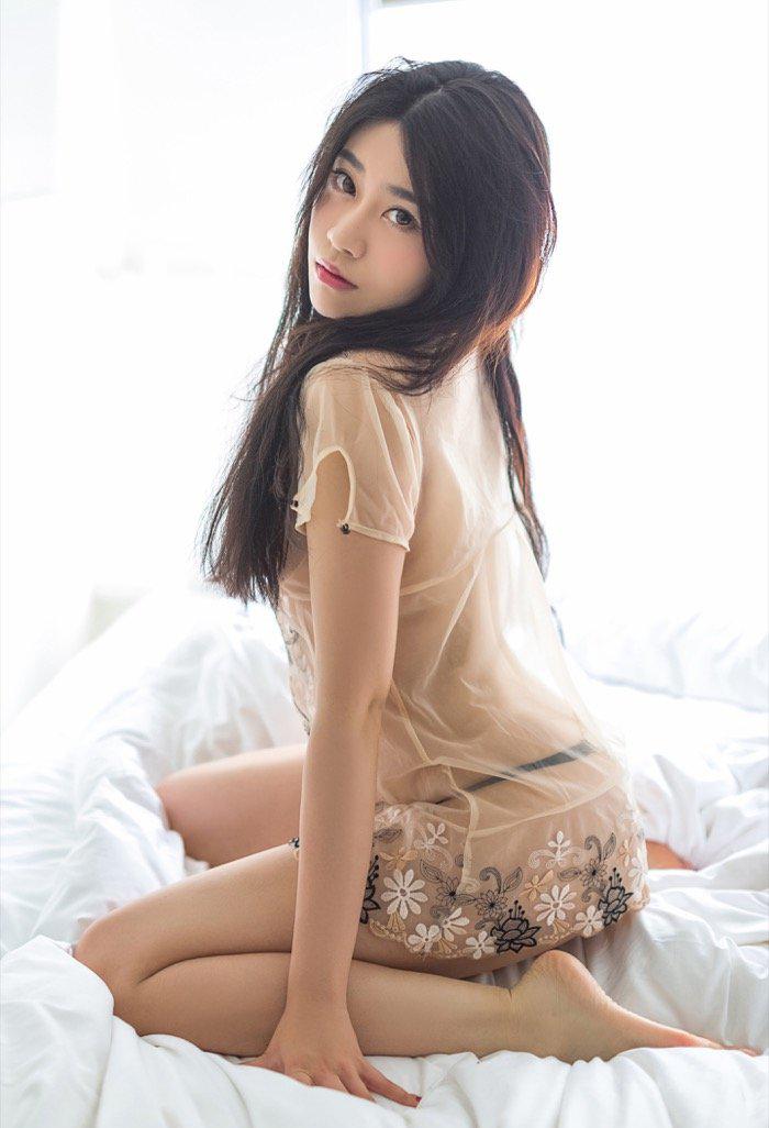 甜姐儿许诺清纯写真肤白貌美惹人喜爱